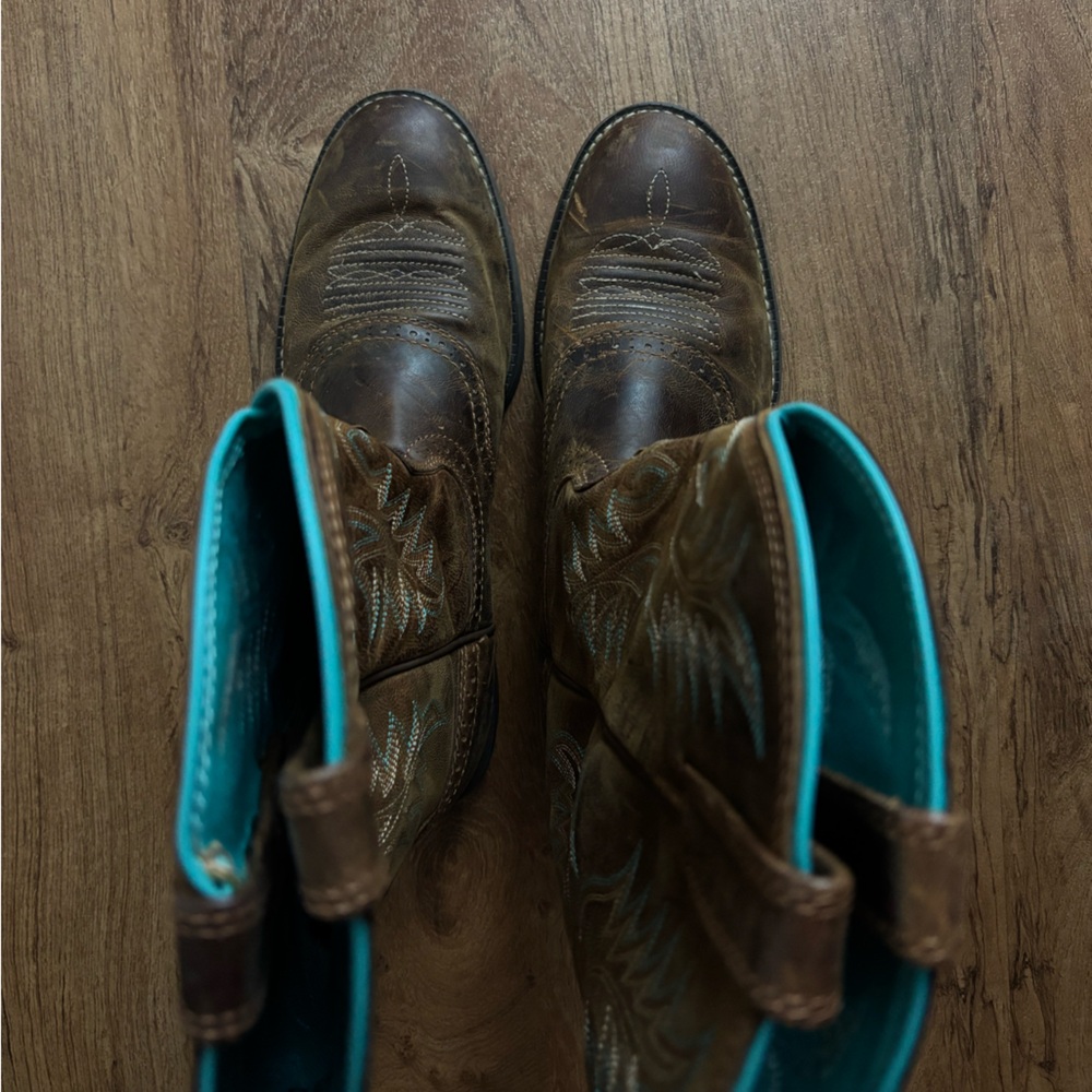 Ariat Round Toe Boots - Picture 2 of 6